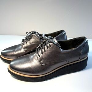 Clarks Shiny Silver Lace-Up Oxford shoes, like new, Sz 8 but fit smaller 7.5